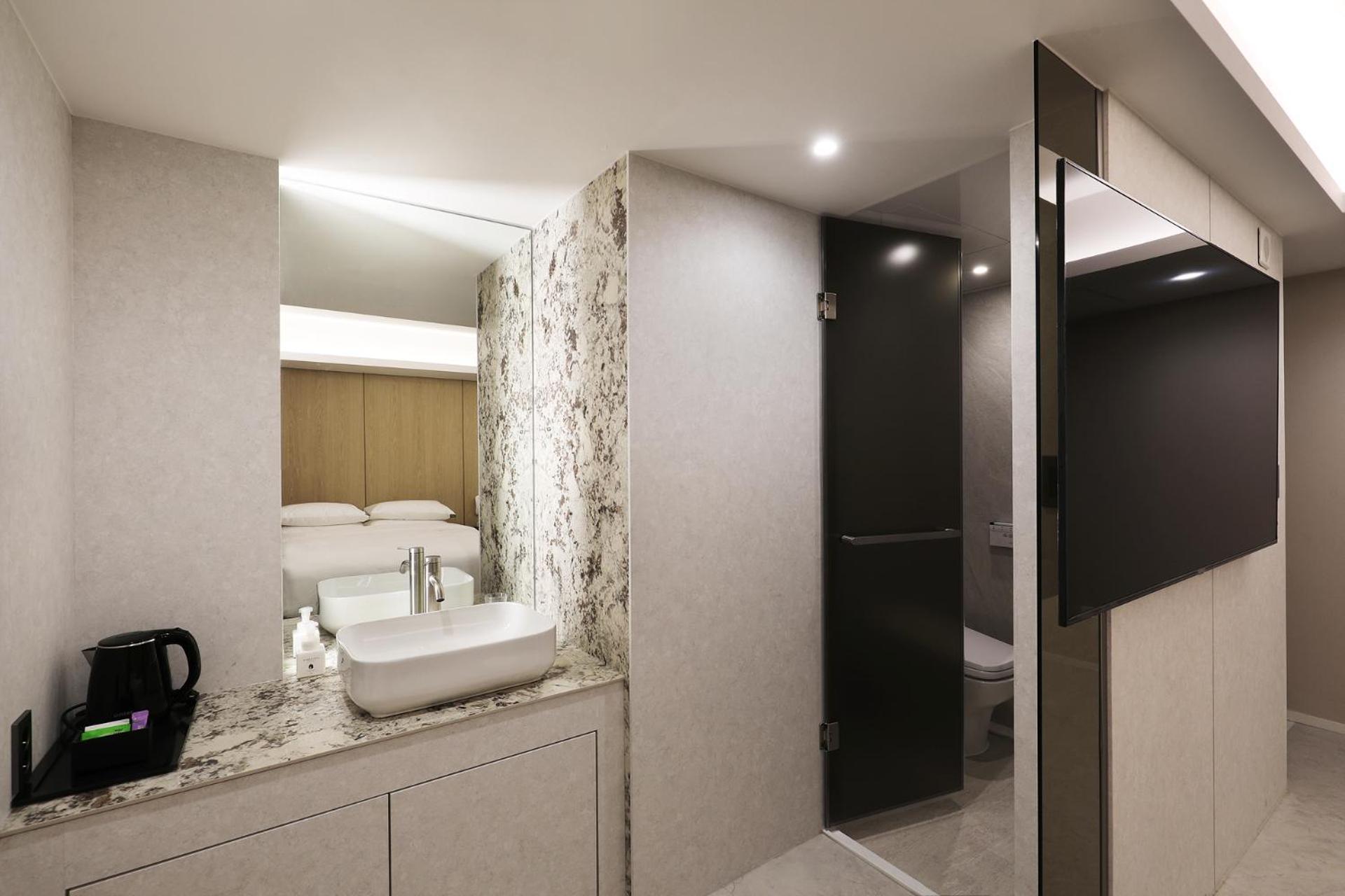 Khách sạn By The Designers