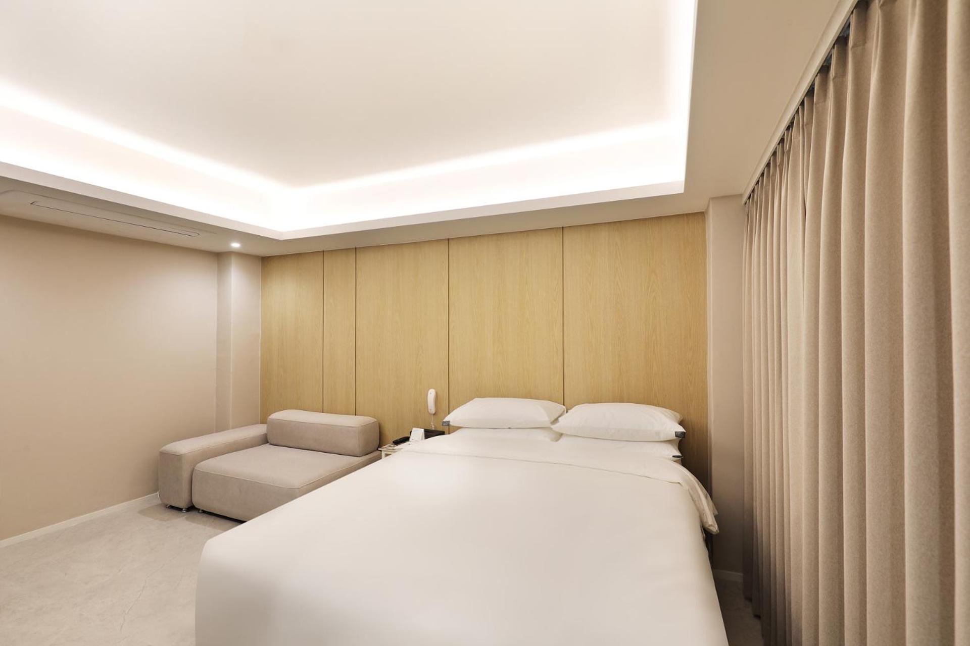 Khách sạn By The Designers *