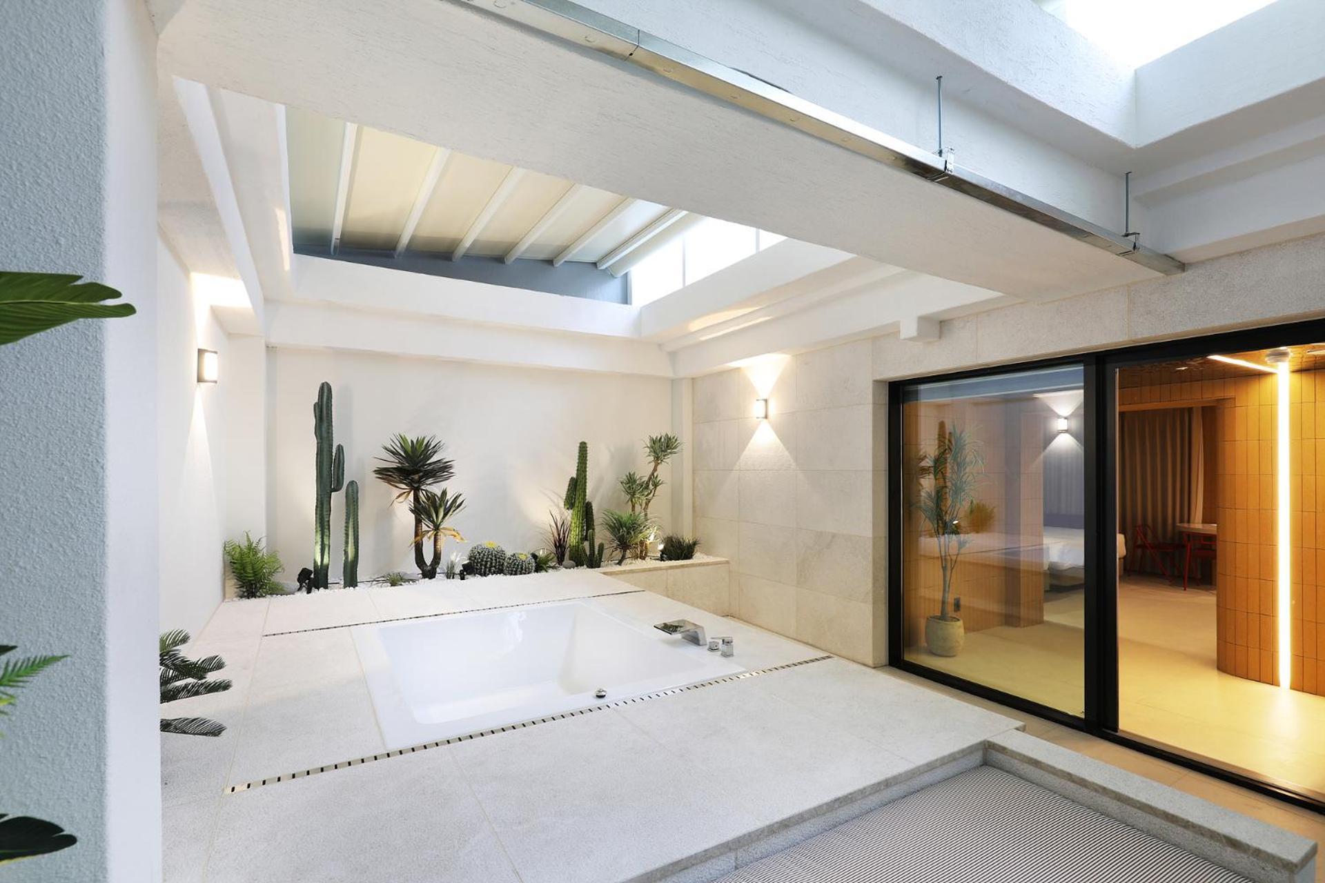 Khách sạn By The Designers