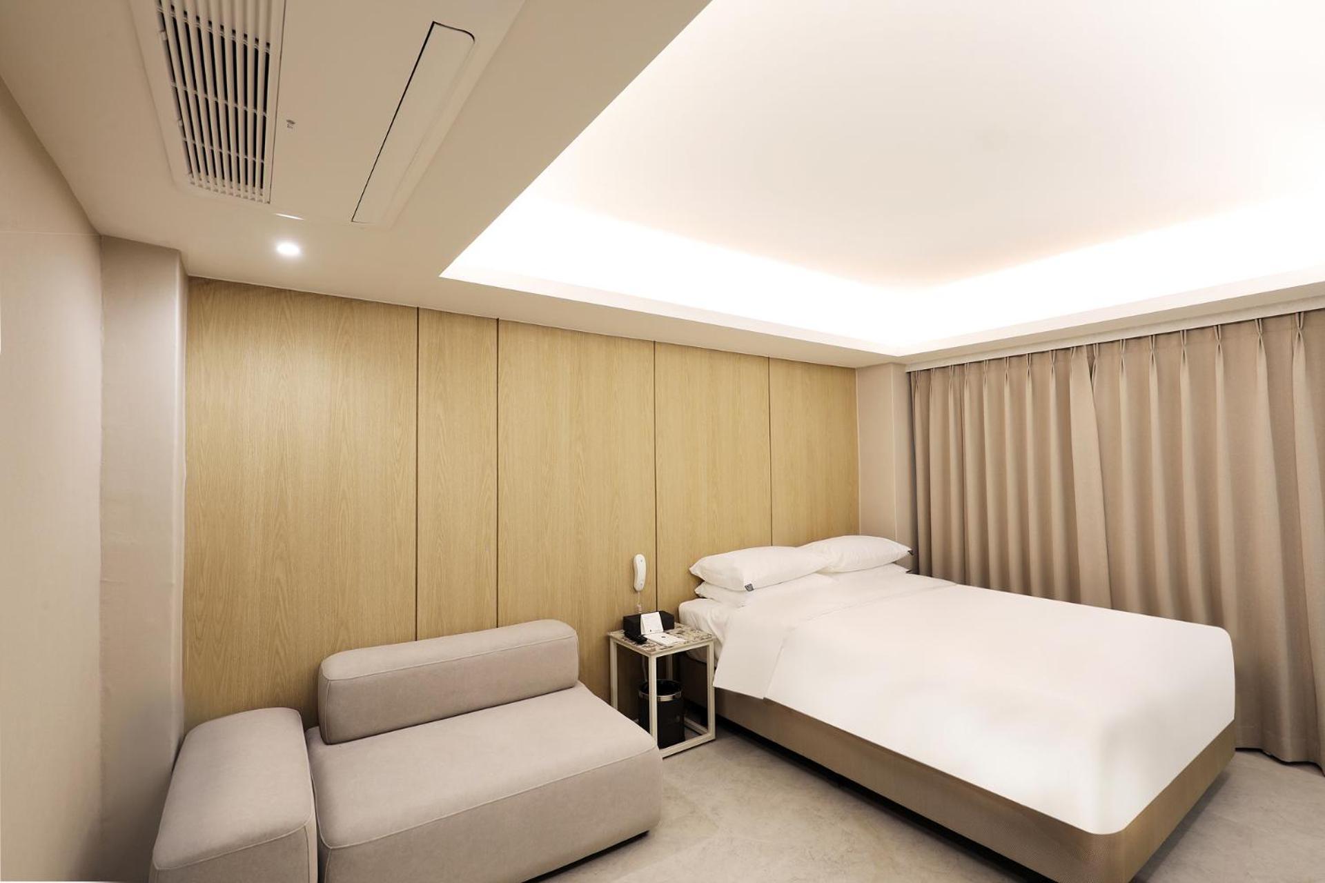 Khách sạn By The Designers